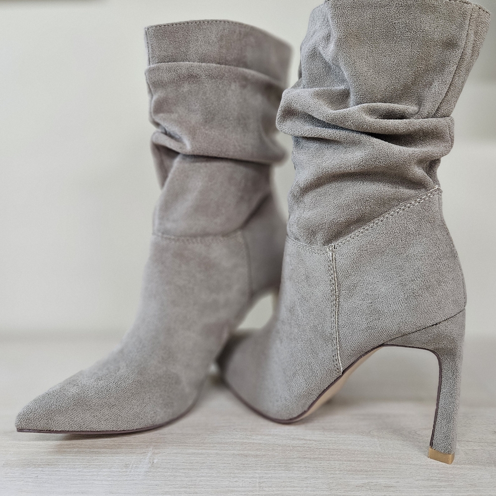 Slouchy Pointed-Toe Heeled Boots in Light Gray Suede - Picture 4 of 6